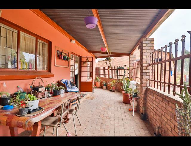 1,995M² SMALLHOLDING FOR SALE IN VISCHKUIL